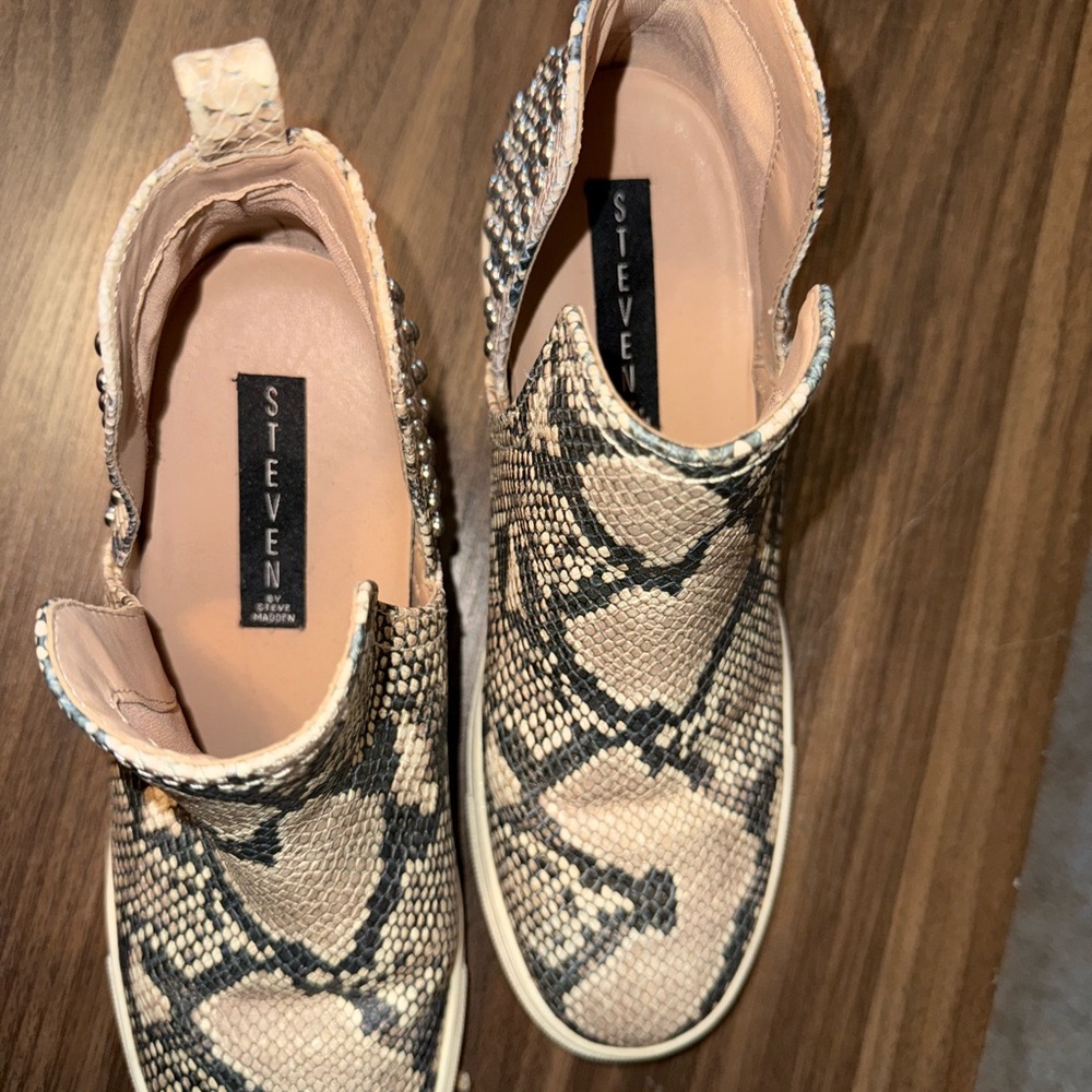 Steve Madden Woman’s Snake Print Stud Ankle Boots Sneakers Shoes Punk Rock Y2K - Picture 3 of 5